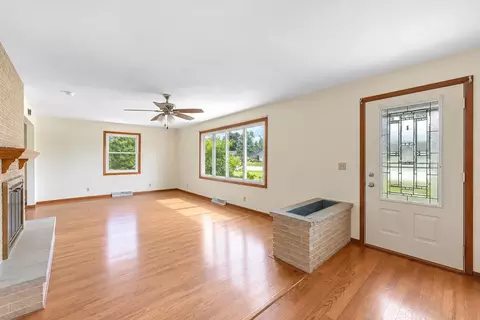 Living - 127 W Capitol Dr, Appleton, WI 54911 photo 1 of 4