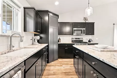 Kitchen - 3455 E Rubyred Dr, Appleton, WI 54913 photo 4 of 5