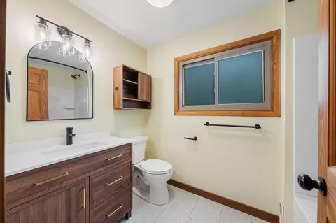 Bath - 1730 N Briarcliff Dr, Appleton, WI 54915 photo 2 of 5