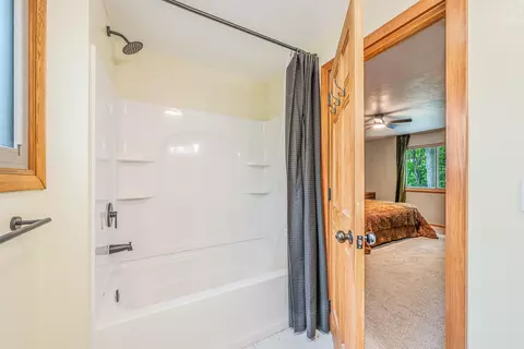Bath - 1730 N Briarcliff Dr, Appleton, WI 54915 photo 3 of 5