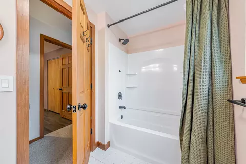 Bath - 1730 N Briarcliff Dr, Appleton, WI 54915 photo 4 of 5