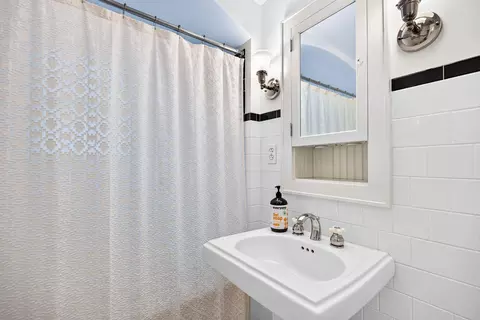 Bath - 425 E Circle St, Appleton, WI 54911 photo 5 of 5