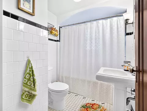Bath - 425 E Circle St, Appleton, WI 54911 photo 4 of 5