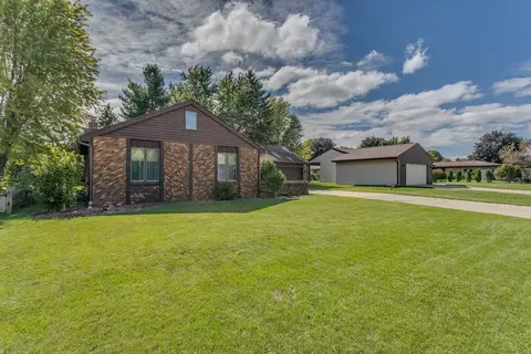 Exterior - 2317 W Applegate Dr, Appleton, WI 54914 photo 2 of 10
