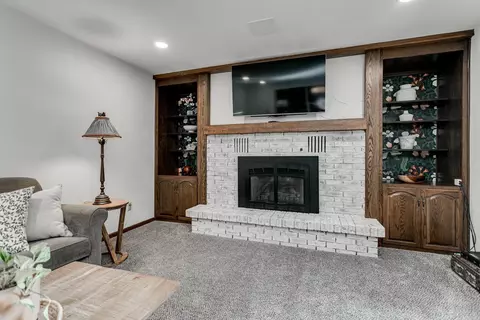 Living - 2317 W Applegate Dr, Appleton, WI 54914 photo 2 of 4