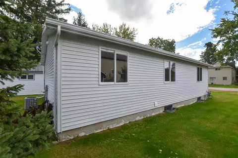 Exterior - 320 W Poplar St, Plainfield, WI 54966 photo 5 of 9
