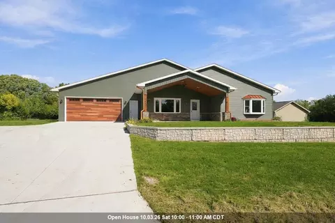 661 E River Dr, Omro, WI 54963