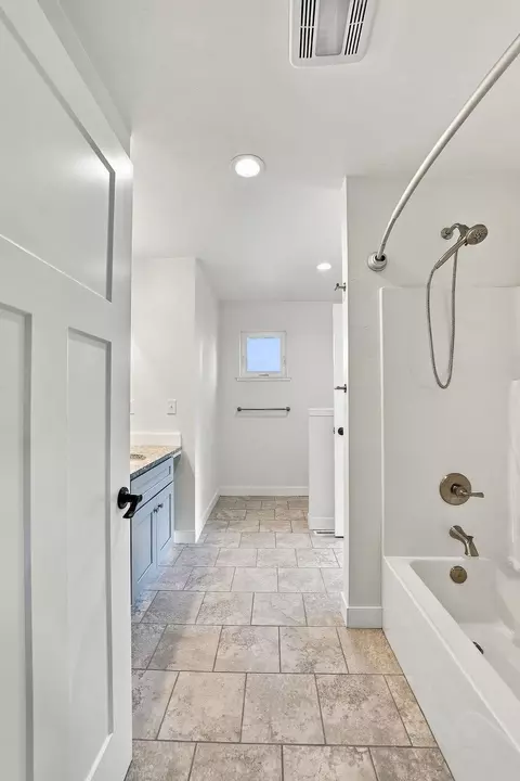 Bath - 661 E River Dr, Omro, WI 54963 photo 5 of 7