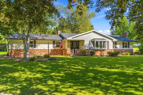 206 Lakeside Dr, Clintonville, WI 54929
