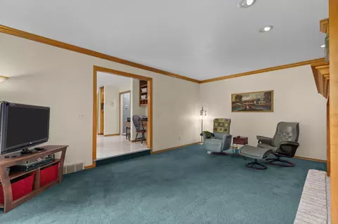 Living - n9662 Shepherd Lane, Appleton, WI 54915 photo 3 of 8