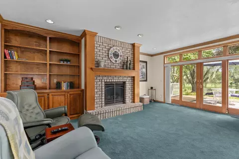 Living - n9662 Shepherd Lane, Appleton, WI 54915 photo 2 of 8