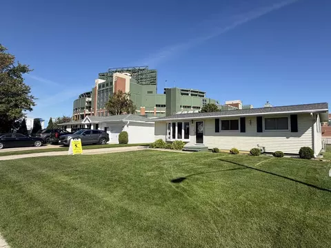 910 Stadium Dr, Green Bay, WI 54304