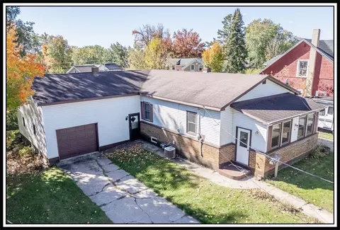 63 W 14th St, Clintonville, WI 54929