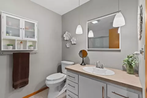 Bath - 905 E Windfield Pl #C, Appleton, WI 54911 photo 2 of 4