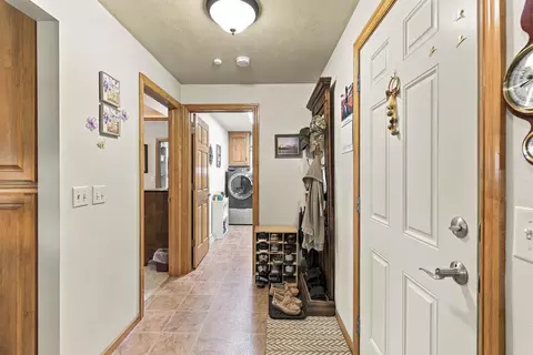 Entry Way - 1394 W Mason Ridge Ct, Appleton, WI 54914 photo 1 of 4
