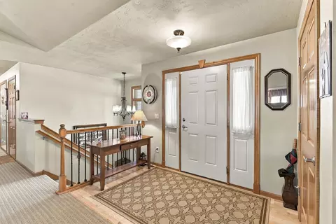 Entry Way - 1394 W Mason Ridge Ct, Appleton, WI 54914 photo 2 of 4