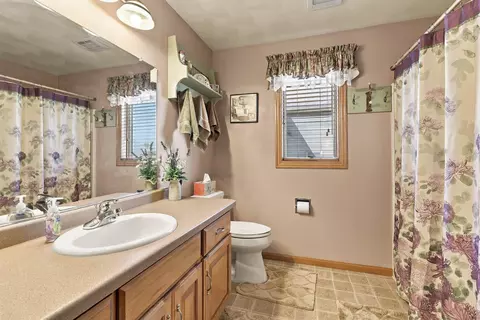Bath - 1394 W Mason Ridge Ct, Appleton, WI 54914 photo 3 of 4