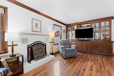 Living - 613 E Byrd St, Appleton, WI 54911 photo 3 of 4