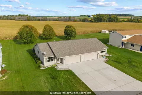 418 Prairie Ln, Luxemburg, WI 54217