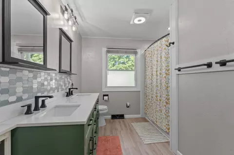 Bath - 1629 W Grant St, Appleton, WI 54914 photo 2 of 5