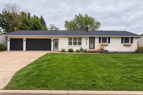1371 Cormier Rd, Ashwaubenon, WI 54313