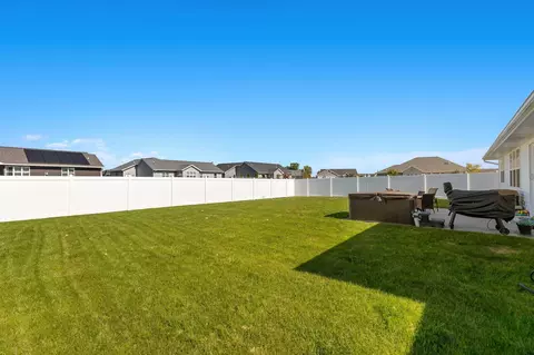 Exterior - 3424 E Rubyred Dr, Appleton, WI 54913 photo 8 of 9