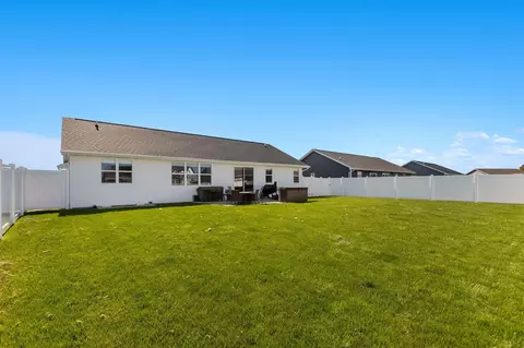 Exterior - 3424 E Rubyred Dr, Appleton, WI 54913 photo 6 of 9