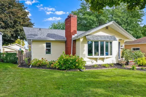 Exterior - 2112 N Owaissa St, Appleton, WI 54911 photo 2 of 9
