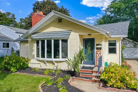 Exterior - 2112 N Owaissa St, Appleton, WI 54911 photo 3 of 9