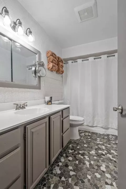 Bath - 2112 N Owaissa St, Appleton, WI 54911 photo 1 of 1