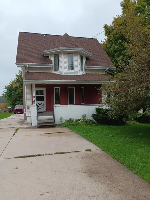 812 Fond Du Lac St, Mount Calvary, WI 53057