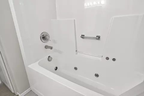 Bath - 1057 W Windtree Dr #48, Appleton, WI 54914 photo 6 of 6