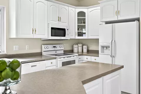 Kitchen - 1057 W Windtree Dr #48, Appleton, WI 54914 photo 5 of 7