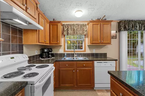 Kitchen - 16326 Faust Ln, White Lake, WI 54491 photo 3 of 7