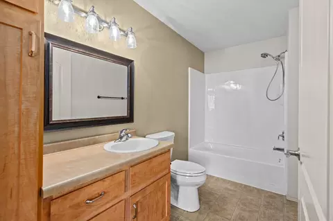Bath - 4714 Everbreeze Cir, Appleton, WI 54913 photo 2 of 5