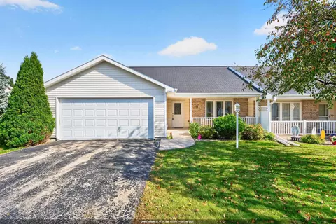 246 Wyldewood Dr #E, Oshkosh, WI 54904