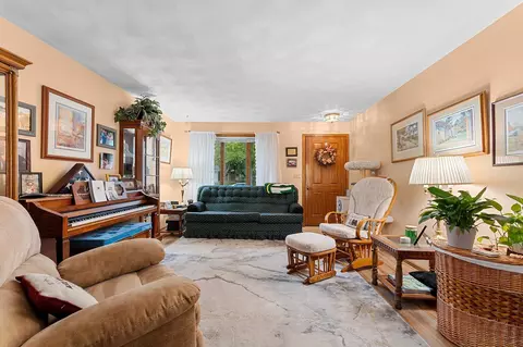 Living - 1400 W Weiland Ln, Appleton, WI 54914 photo 2 of 4