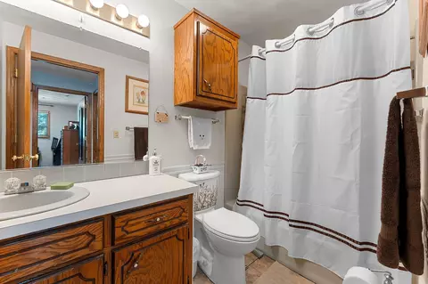 Bath - 1400 W Weiland Ln, Appleton, WI 54914 photo 3 of 7