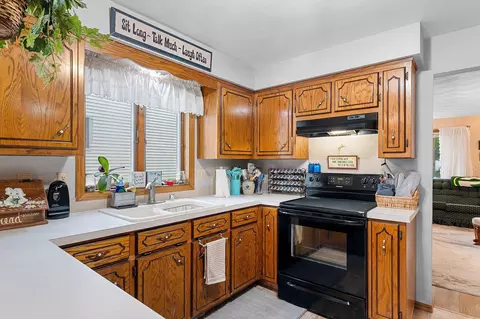 Kitchen - 1400 W Weiland Ln, Appleton, WI 54914 photo 4 of 8