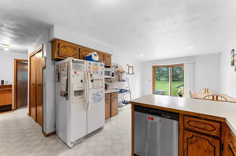 Kitchen - 1400 W Weiland Ln, Appleton, WI 54914 photo 6 of 8