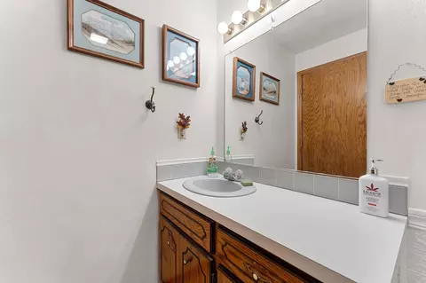Bath - 1400 W Weiland Ln, Appleton, WI 54914 photo 4 of 7