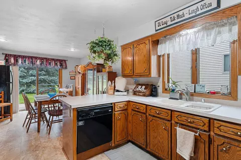 Kitchen - 1400 W Weiland Ln, Appleton, WI 54914 photo 3 of 8