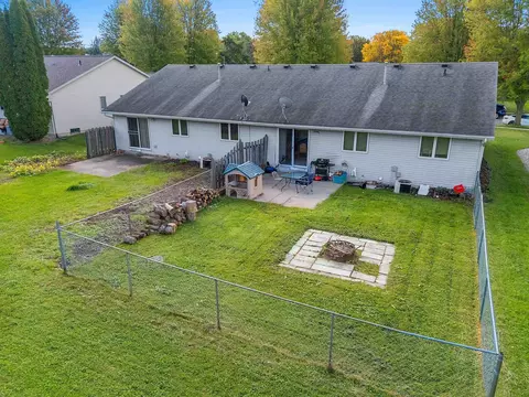 Exterior - 1400 W Weiland Ln, Appleton, WI 54914 photo 12 of 16