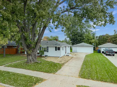 Exterior - 1630 E Glendale Ave, Appleton, WI 54911 photo 3 of 9