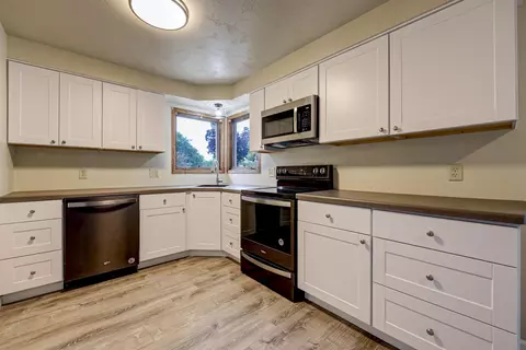 Kitchen - 1630 E Glendale Ave, Appleton, WI 54911 photo 4 of 5