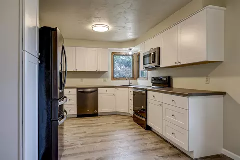 Kitchen - 1630 E Glendale Ave, Appleton, WI 54911 photo 3 of 5