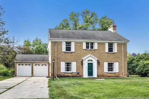 529 Arrowhead Dr, Green Bay, WI 54301