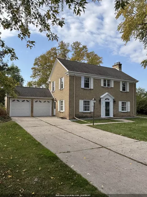 529 Arrowhead Dr, Green Bay, WI 54301