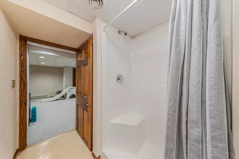 Bath - 2543 W Sunnyview Cir, Appleton, WI 54914 photo 5 of 5