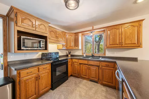 Kitchen - 2543 W Sunnyview Cir, Appleton, WI 54914 photo 6 of 6